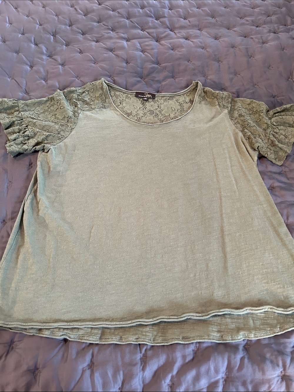 Suzanne Betro Lace-Sleeve Scoop Neck Top - Sage Green
